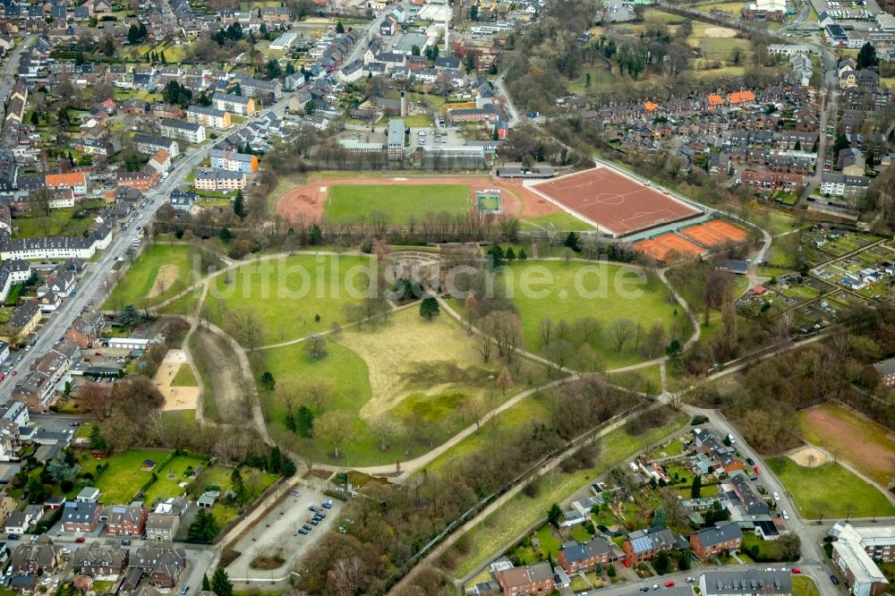 Bottrop aus der Vogelperspektive: Ensemble der Sportplatzanlagen am Batenbrockerpark in Bottrop im Bundesland Nordrhein-Westfalen, Deutschland