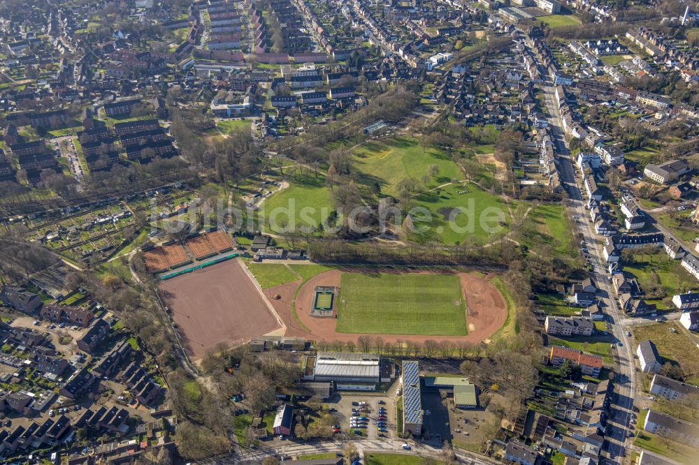 Luftaufnahme Bottrop - Ensemble der Sportplatzanlagen am Batenbrockerpark in Bottrop im Bundesland Nordrhein-Westfalen, Deutschland