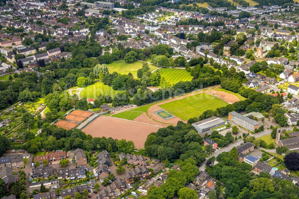 Luftbild Bottrop - Ensemble der Sportplatzanlagen am Batenbrockerpark in Bottrop im Bundesland Nordrhein-Westfalen, Deutschland