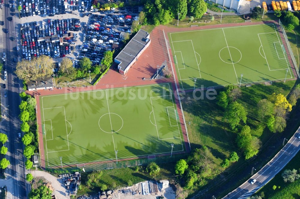 Berlin von oben - Ensemble der Sportplatzanlagen an der Bergiusstraße im Ortsteil Neukölln in Berlin, Deutschland