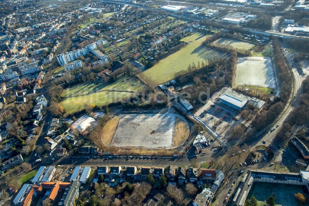 Bochum von oben - Ensemble der Sportplatzanlagen an der Berliner Straße im Ortsteil Wattenscheid in Bochum im Bundesland Nordrhein-Westfalen