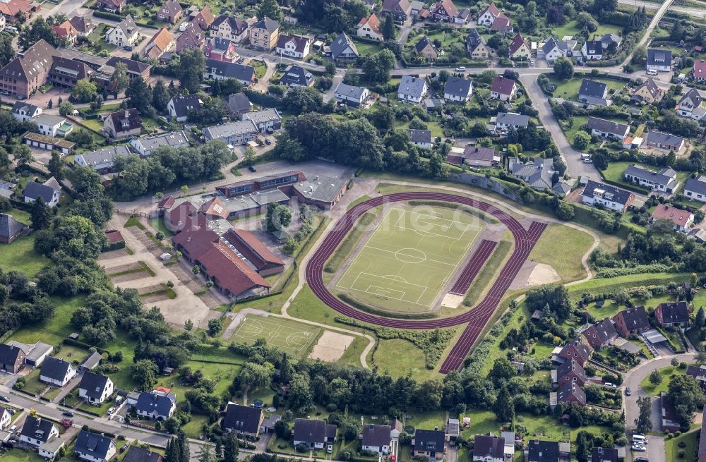 Eutin aus der Vogelperspektive: Ensemble der Sportplatzanlagen der Berufsschule Eutin in Eutin im Bundesland Schleswig-Holstein