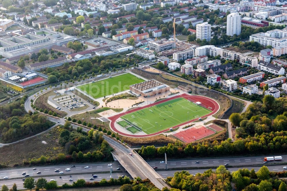 Luftbild Frankfurt am Main - Ensemble der Sportplatzanlagen der Bezirkssportanlage Frankfurter Bogen und vom Sportpark Preungesheim im Ortsteil Preungesheim in Frankfurt am Main im Bundesland Hessen, Deutschland