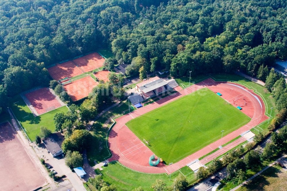 Kandel von oben - Ensemble der Sportplatzanlagen Bienwaldstadion und Tennisclub in Kandel im Bundesland Rheinland-Pfalz