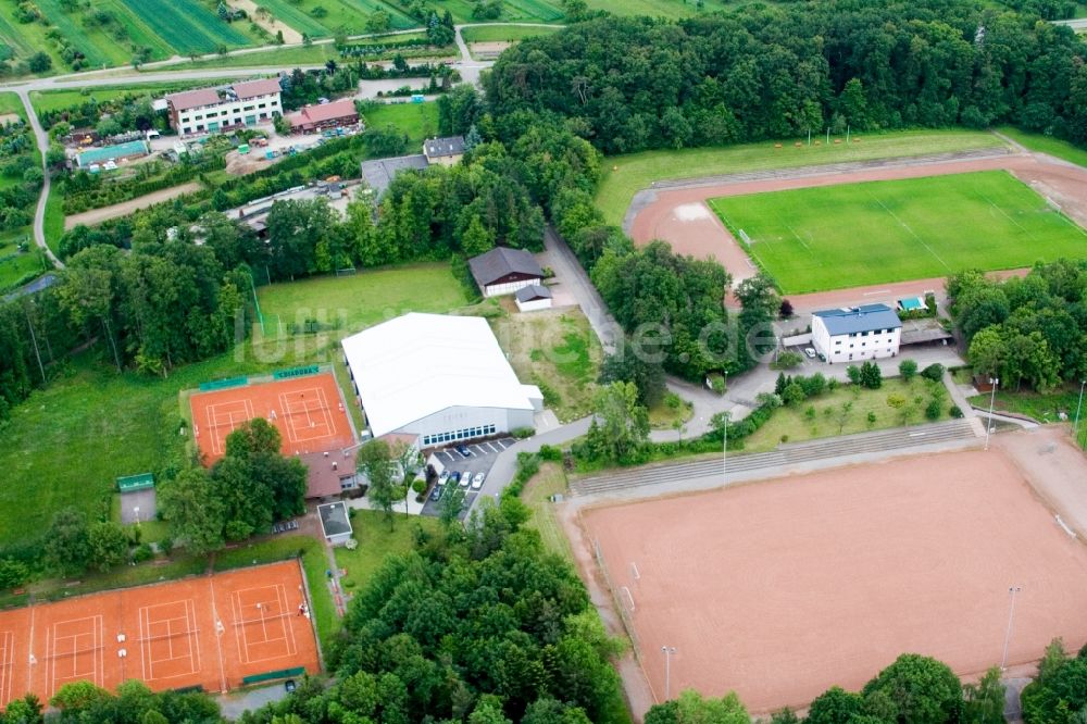 Birkenfeld von oben - Ensemble der Sportplatzanlagen des 1.FC 08 Birkenfeld e.V. und desv TC Birkenfeld e.V. in Birkenfeld im Bundesland Baden-Württemberg