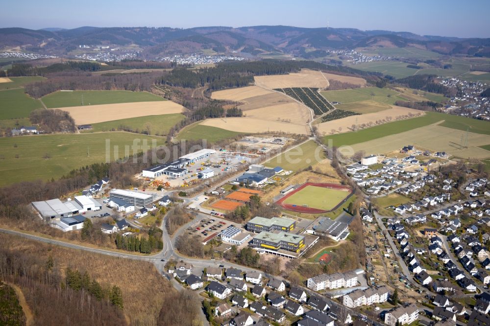 Schmallenberg aus der Vogelperspektive: Ensemble der Sportplatzanlagen an der Christine-Koch-Schule entlang der Obringhauser Straße in Schmallenberg im Bundesland Nordrhein-Westfalen, Deutschland