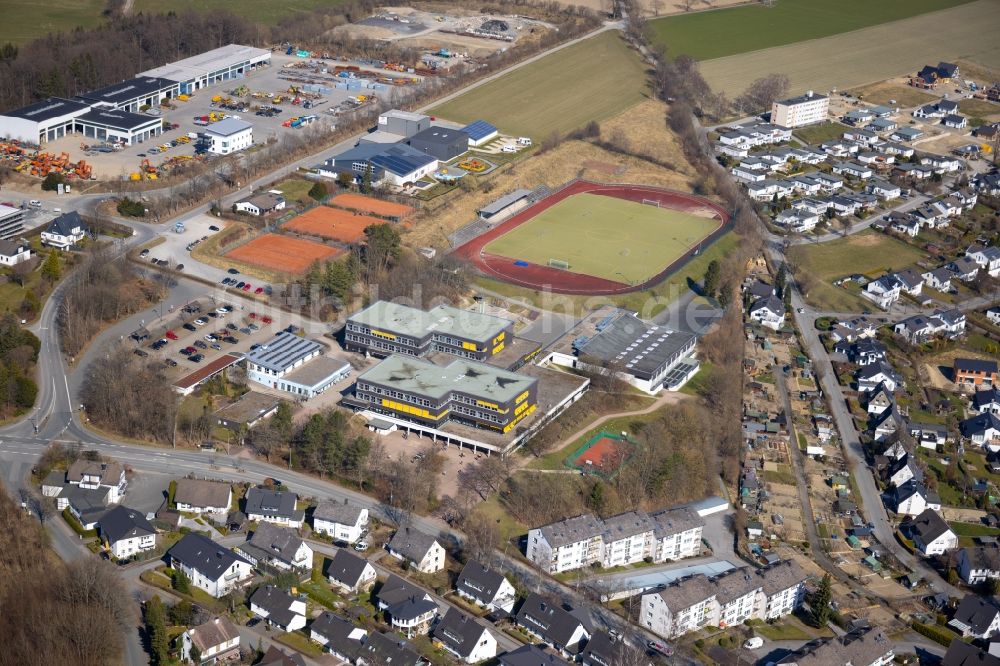 Luftbild Schmallenberg - Ensemble der Sportplatzanlagen an der Christine-Koch-Schule entlang der Obringhauser Straße in Schmallenberg im Bundesland Nordrhein-Westfalen, Deutschland