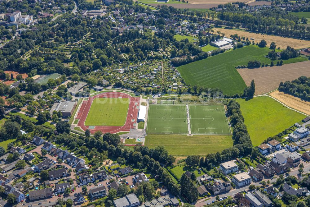 Dinslaken aus der Vogelperspektive: Ensemble der Sportplatzanlagen in Dinslaken im Bundesland Nordrhein-Westfalen