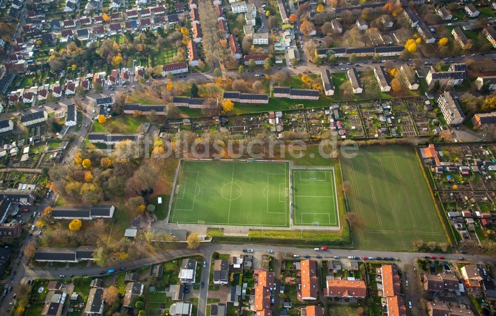 Luftbild Duisburg - Ensemble der Sportplatzanlagen DJK Vierlinden 28 e.V. Sportplatz im Ortsteil Vierlinden in Duisburg im Bundesland Nordrhein-Westfalen