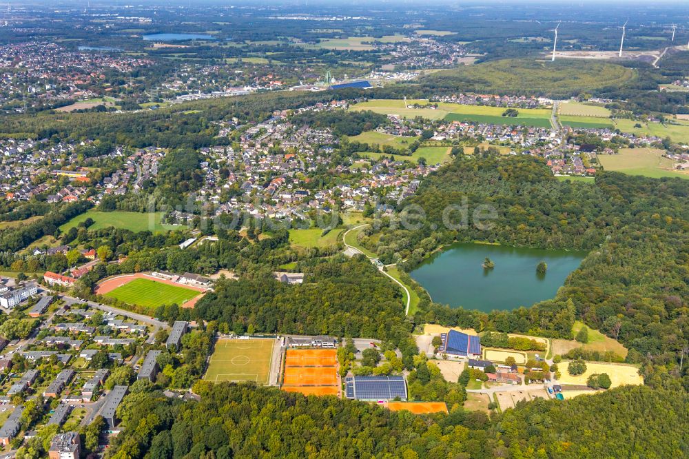 Dinslaken von oben - Ensemble der Sportplatzanlagen an der Dorfstraße in Dinslaken im Bundesland Nordrhein-Westfalen, Deutschland