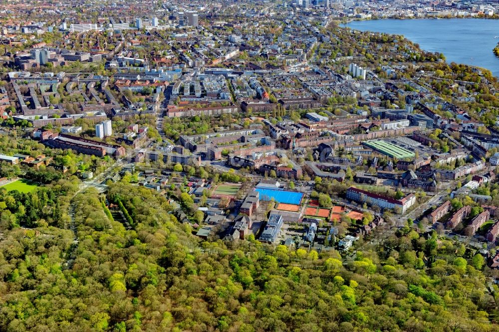 Luftbild Hamburg - Ensemble der Sportplatzanlagen entlang der Barmbeker Straße im Ortsteil Winterhude in Hamburg, Deutschland