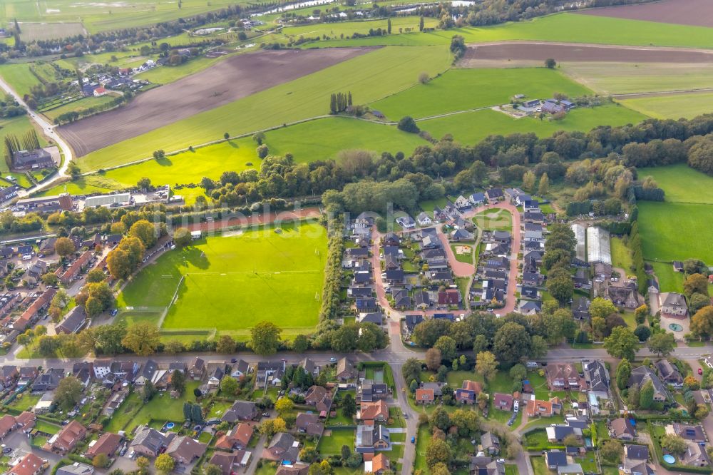 Luftaufnahme Elten - Ensemble der Sportplatzanlagen entlang der Zevenaarer Straße in Elten im Bundesland Nordrhein-Westfalen, Deutschland