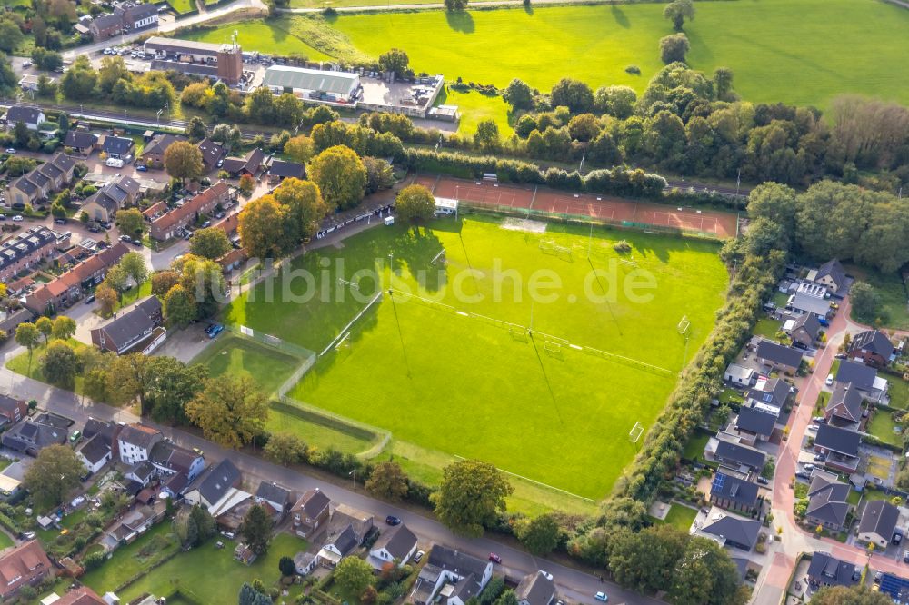 Elten von oben - Ensemble der Sportplatzanlagen entlang der Zevenaarer Straße in Elten im Bundesland Nordrhein-Westfalen, Deutschland