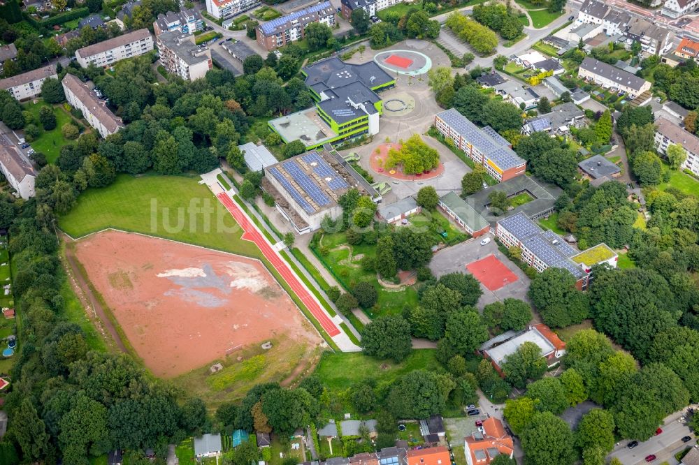 Gladbeck von oben - Ensemble der Sportplatzanlagen der Erich Kästner - Realschule und der Erich-Fried-Schule in Gladbeck im Bundesland Nordrhein-Westfalen - NRW, Deutschland