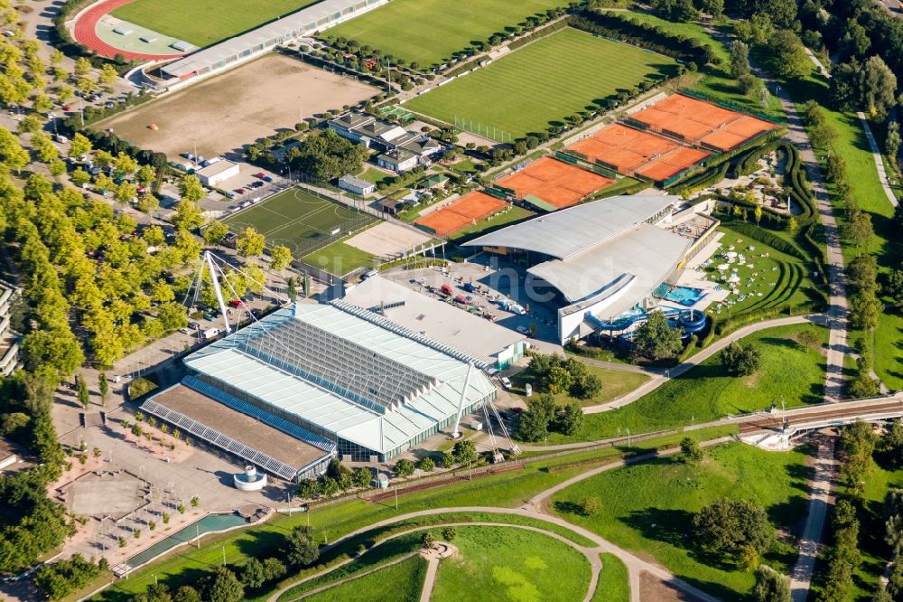 Luftbild Karlsruhe - Ensemble der Sportplatzanlagen am Europabad und an der Europahalle Karlsruhe im Ortsteil Südweststadt in Karlsruhe im Bundesland Baden-Württemberg, Deutschland