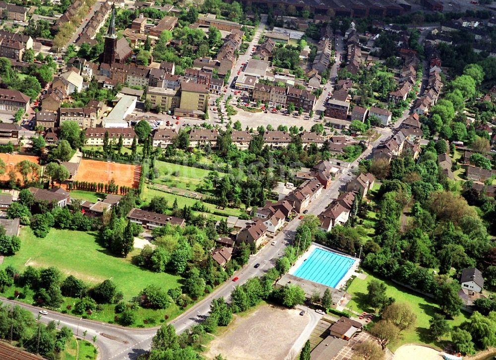 Duisburg aus der Vogelperspektive: Ensemble der Sportplatzanlagen und Freibad Schwimmbecken an der Bachstraße in Duisburg im Bundesland Nordrhein-Westfalen