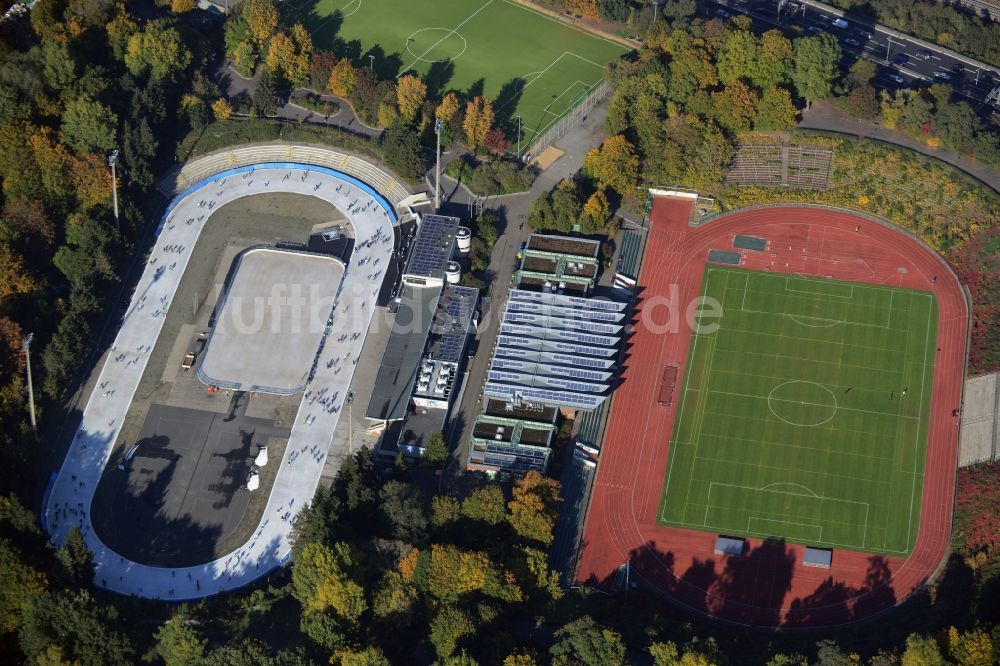 Berlin aus der Vogelperspektive: Ensemble der Sportplatzanlagen in der Fritz-Wildung-Straße in Berlin