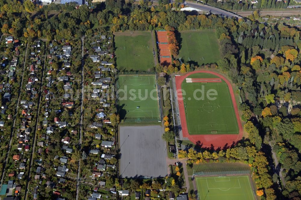 Luftbild Berlin - Ensemble der Sportplatzanlagen am Fürstenbrunner Weg in Berlin