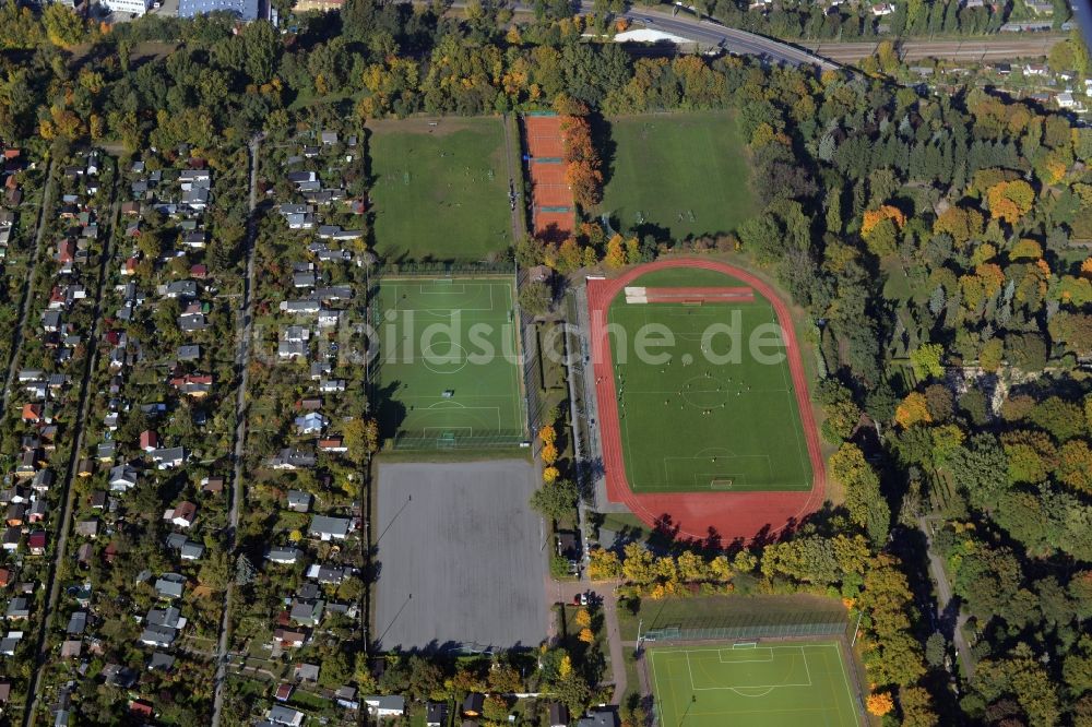 Luftaufnahme Berlin - Ensemble der Sportplatzanlagen am Fürstenbrunner Weg in Berlin