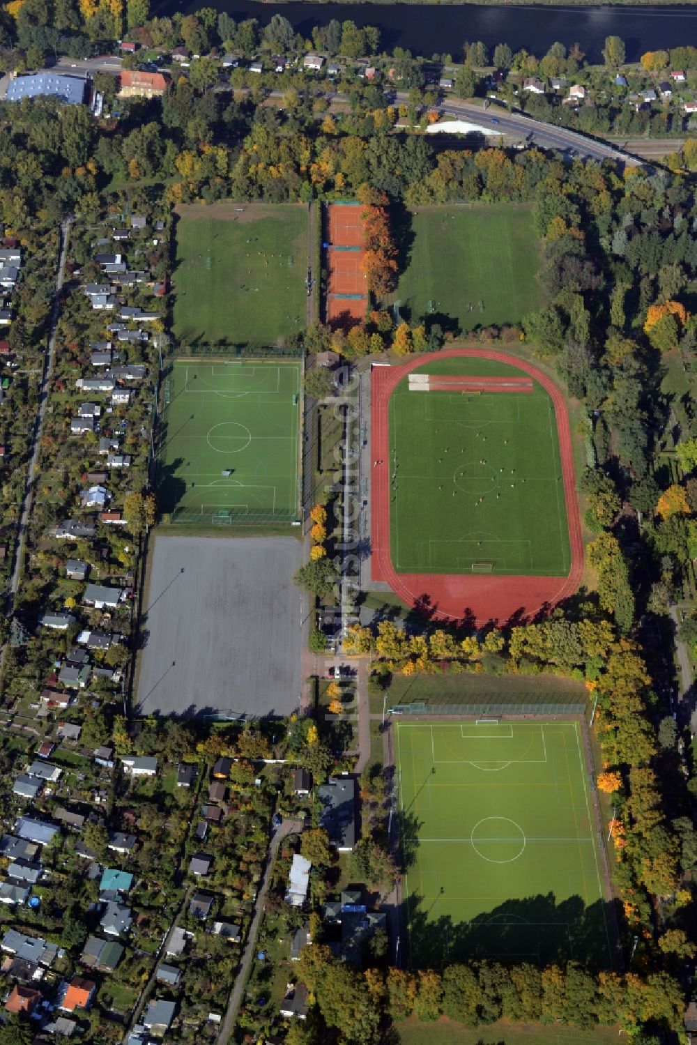 Berlin von oben - Ensemble der Sportplatzanlagen am Fürstenbrunner Weg in Berlin