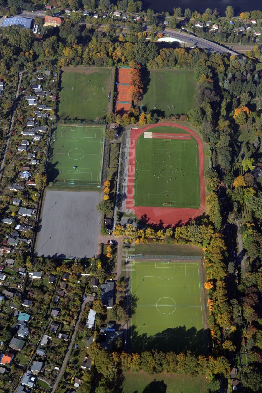 Berlin aus der Vogelperspektive: Ensemble der Sportplatzanlagen am Fürstenbrunner Weg in Berlin