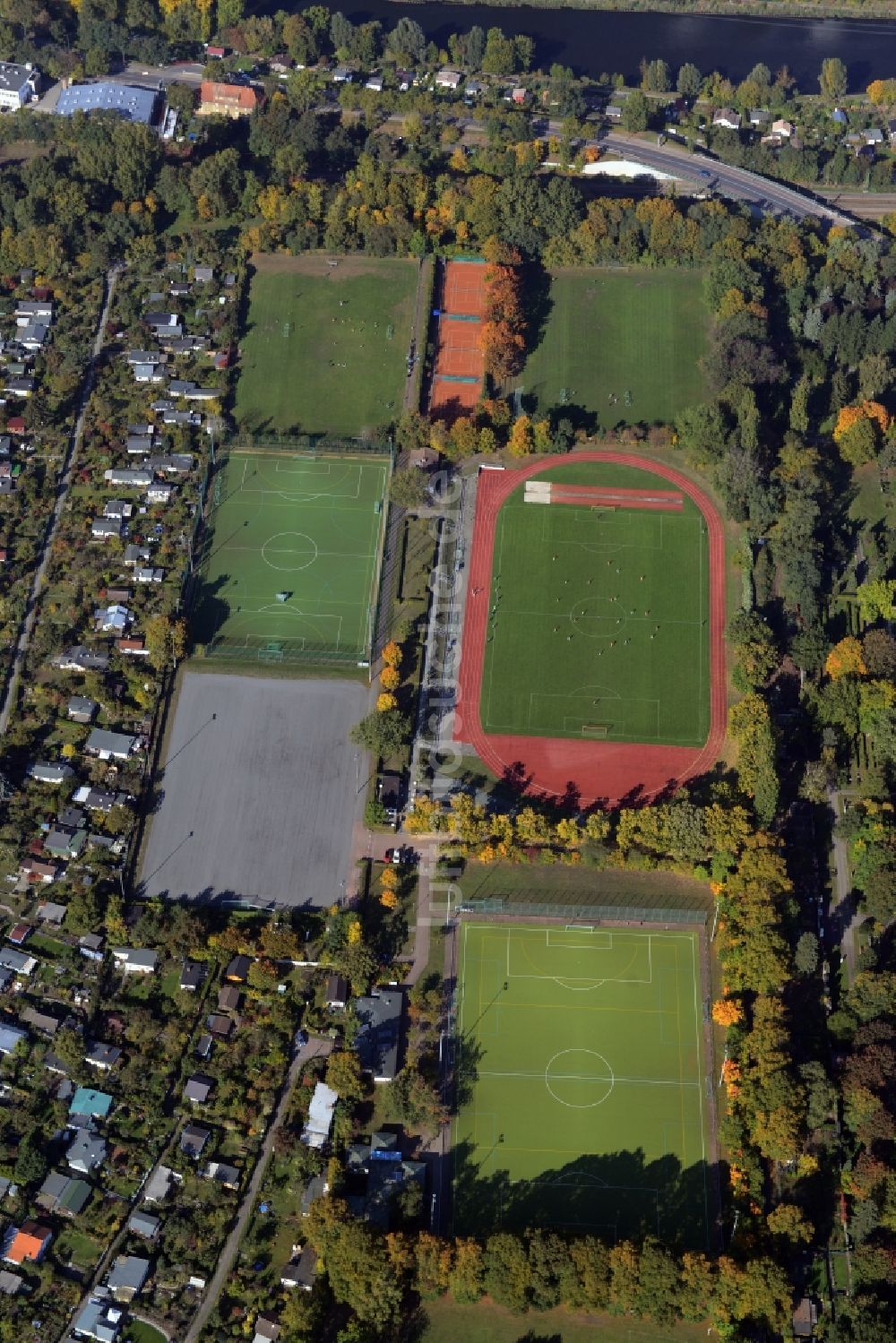 Luftbild Berlin - Ensemble der Sportplatzanlagen am Fürstenbrunner Weg in Berlin