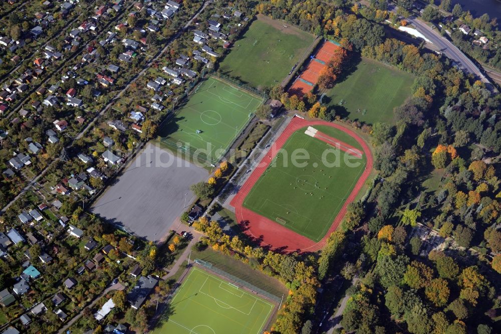 Luftaufnahme Berlin - Ensemble der Sportplatzanlagen am Fürstenbrunner Weg in Berlin