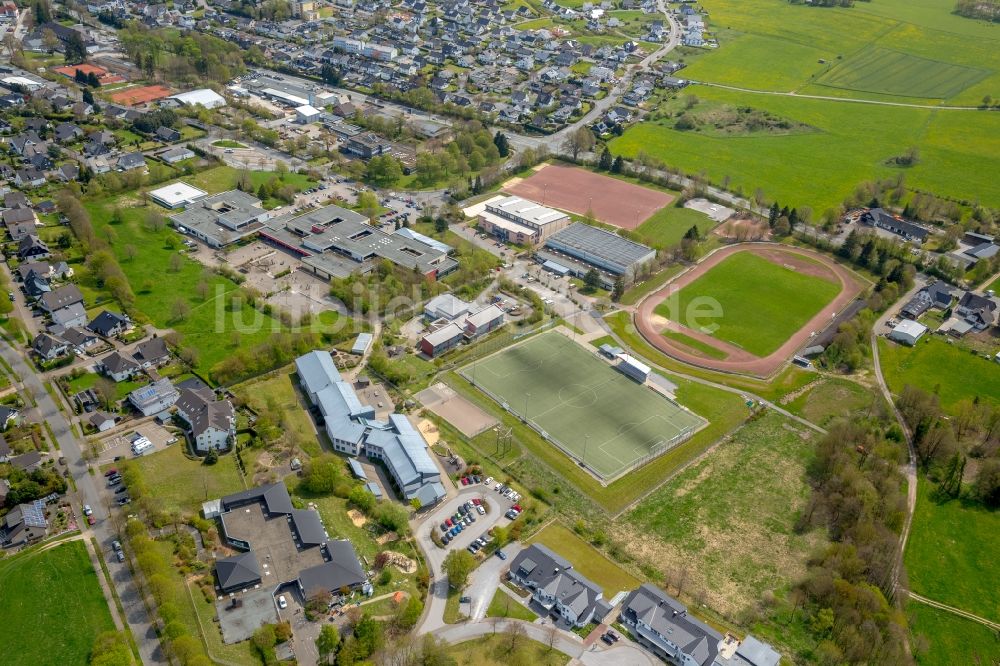 Brilon aus der Vogelperspektive: Ensemble der Sportplatzanlagen und der Gebäudekomplex der Heinrich-Lübke-Schule in Brilon im Bundesland Nordrhein-Westfalen, Deutschland