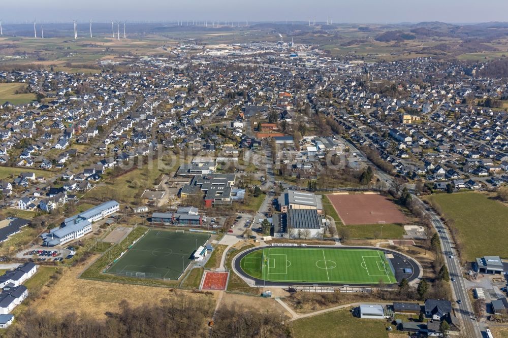 Luftbild Brilon - Ensemble der Sportplatzanlagen und der Gebäudekomplex der Heinrich-Lübke-Schule in Brilon im Bundesland Nordrhein-Westfalen, Deutschland