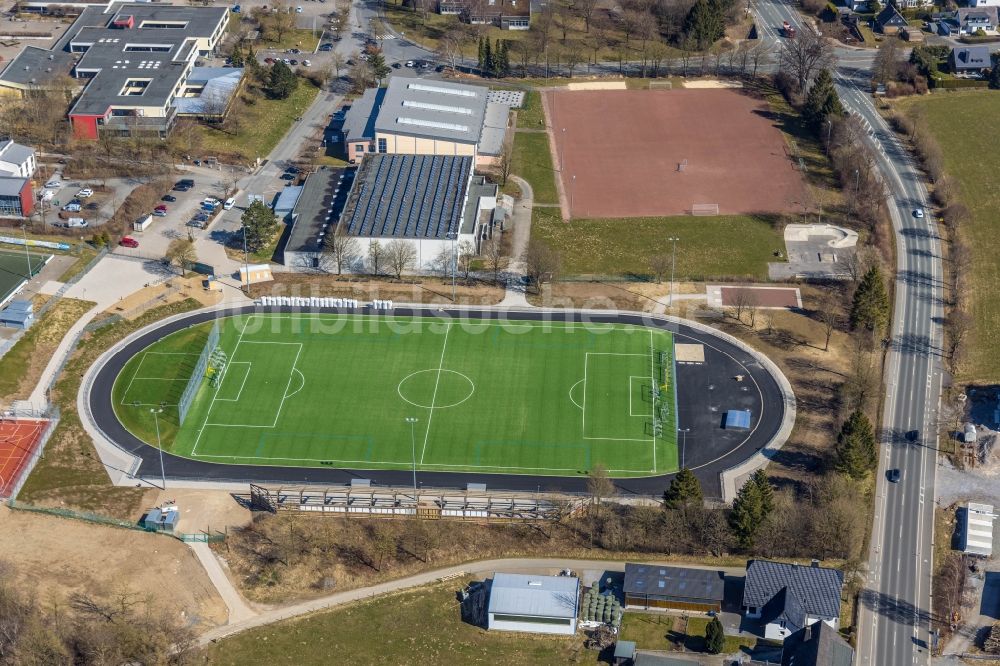 Brilon von oben - Ensemble der Sportplatzanlagen und der Gebäudekomplex der Heinrich-Lübke-Schule in Brilon im Bundesland Nordrhein-Westfalen, Deutschland