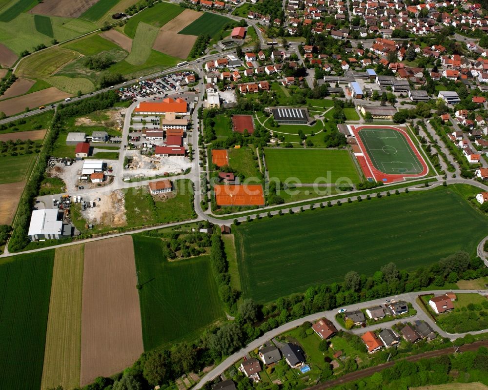 Luftaufnahme Sulzbach an der Murr - Ensemble der Sportplatzanlagen und Gewerbegebiet an der Gartenstraße in Sulzbach an der Murr im Bundesland Baden-Württemberg, Deutschland