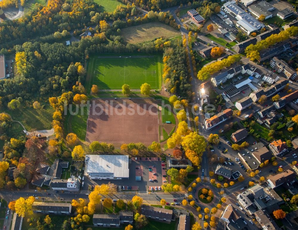 Luftaufnahme Gladbeck - Ensemble der Sportplatzanlagen des FC Gladbeck 1920/52 e.V. im Süden von Gladbeck im Bundesland Nordrhein-Westfalen