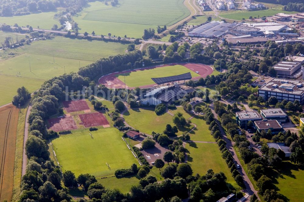 Luftaufnahme Donauwörth - Ensemble der Sportplatzanlagen der Hans-Leipelt-Schule und Ludwig-Bölkow-Schule, Staatliche Berufsschule Donauwörth, Technikerschule in Donauwörth im Bundesland Bayern, Deutschland