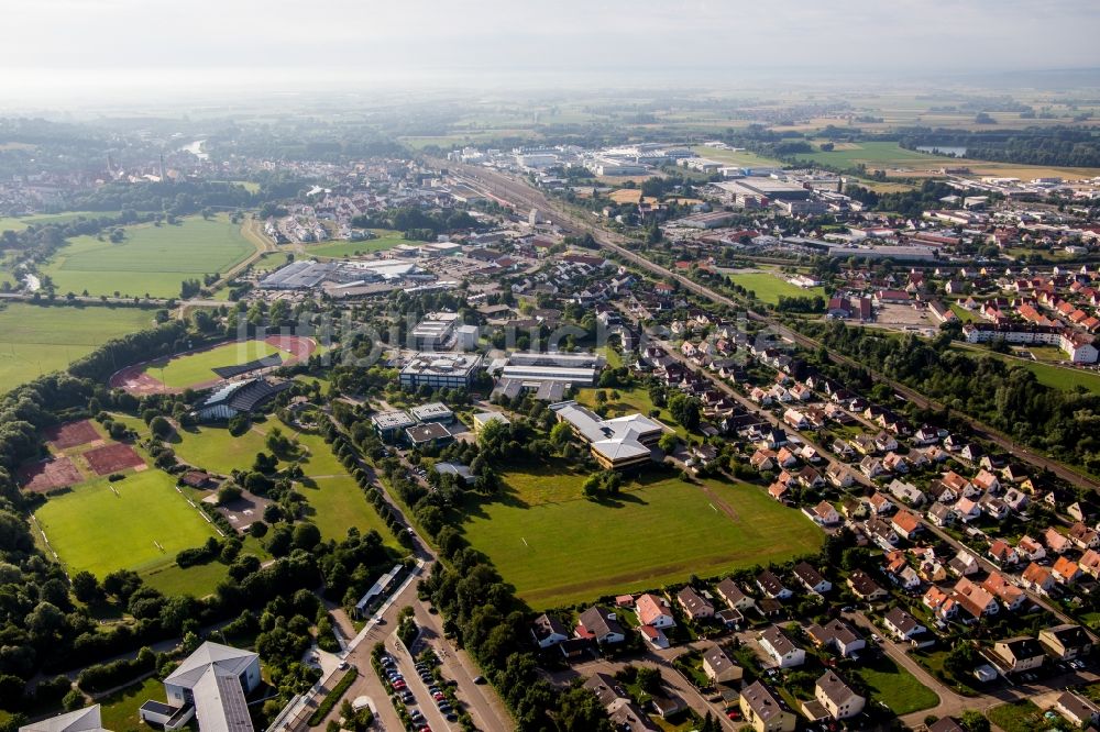 Donauwörth aus der Vogelperspektive: Ensemble der Sportplatzanlagen der Hans-Leipelt-Schule und Ludwig-Bölkow-Schule, Staatliche Berufsschule Donauwörth, Technikerschule in Donauwörth im Bundesland Bayern, Deutschland