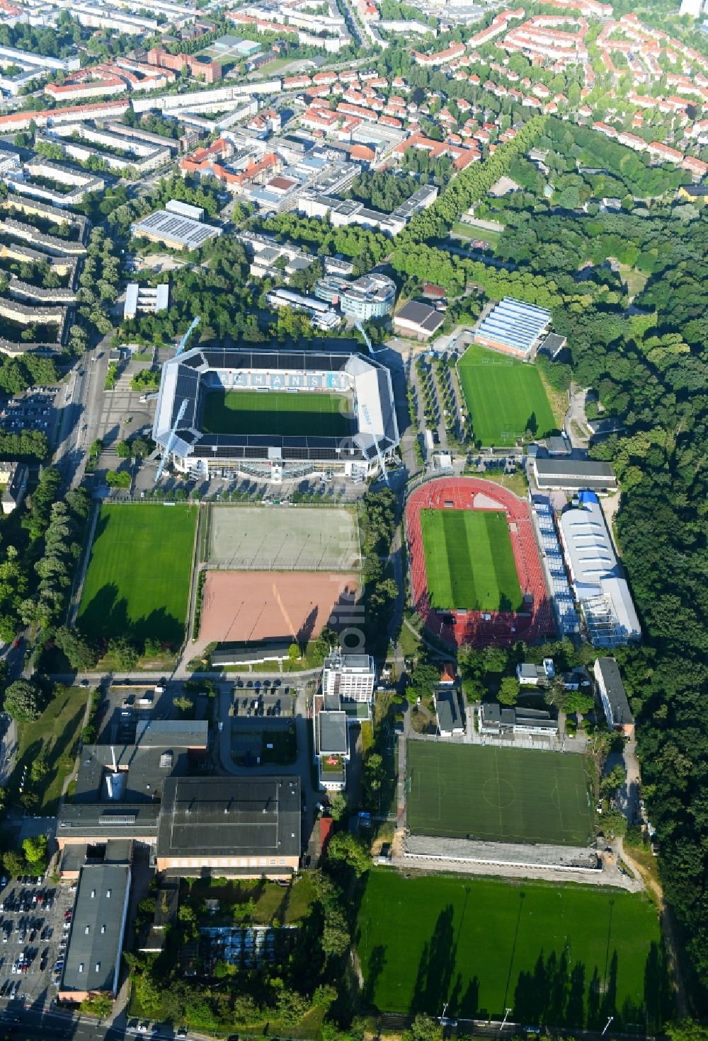 Rostock von oben - Ensemble der Sportplatzanlagen Hansaviertel in Rostock im Bundesland Mecklenburg-Vorpommern, Deutschland