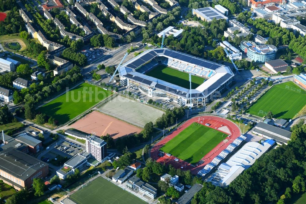 Rostock aus der Vogelperspektive: Ensemble der Sportplatzanlagen Hansaviertel in Rostock im Bundesland Mecklenburg-Vorpommern, Deutschland