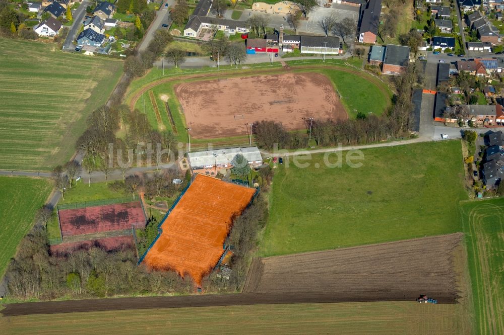 Hünxe aus der Vogelperspektive: Ensemble der Sportplatzanlagen am Heinrich-Heine-Weg in Hünxe im Bundesland Nordrhein-Westfalen, Deutschland