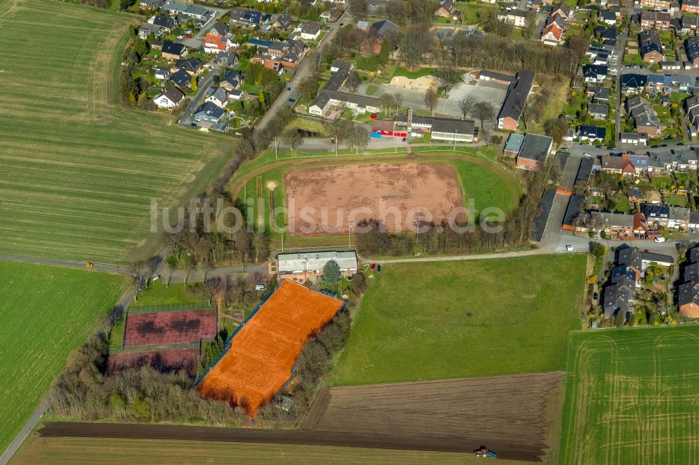 Luftbild Hünxe - Ensemble der Sportplatzanlagen am Heinrich-Heine-Weg in Hünxe im Bundesland Nordrhein-Westfalen, Deutschland