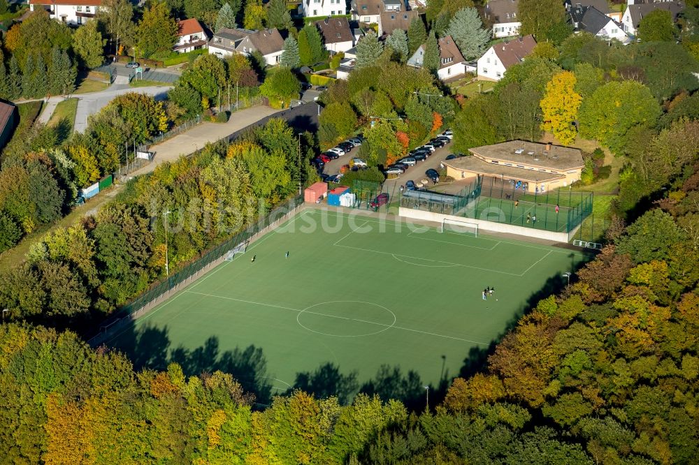 Ennepetal aus der Vogelperspektive: Ensemble der Sportplatzanlagen am Helkenberger Weg in Ennepetal im Bundesland Nordrhein-Westfalen