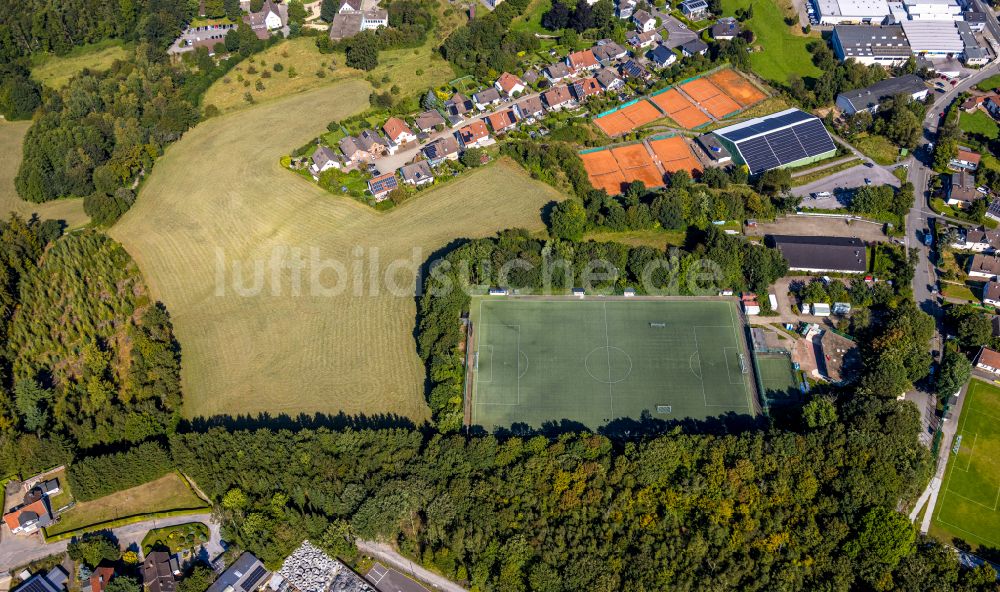 Ennepetal aus der Vogelperspektive: Ensemble der Sportplatzanlagen am Helkenberger Weg in Ennepetal im Bundesland Nordrhein-Westfalen