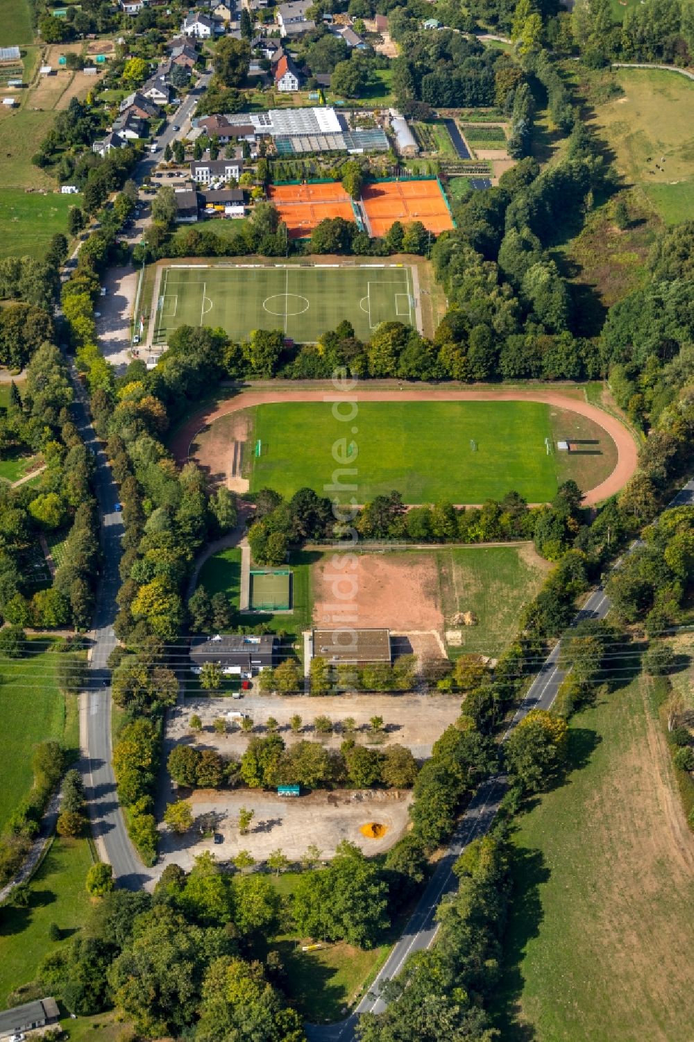 Herdecke von oben - Ensemble der Sportplatzanlagen des FC Herdecke-Ende e.V. in Herdecke im Bundesland Nordrhein-Westfalen, Deutschland