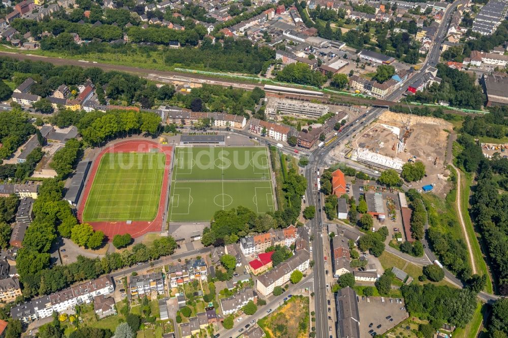 Essen von oben - Ensemble der Sportplatzanlagen an der Hövelstraße - Bäuminghausstraße in Essen im Bundesland Nordrhein-Westfalen, Deutschland