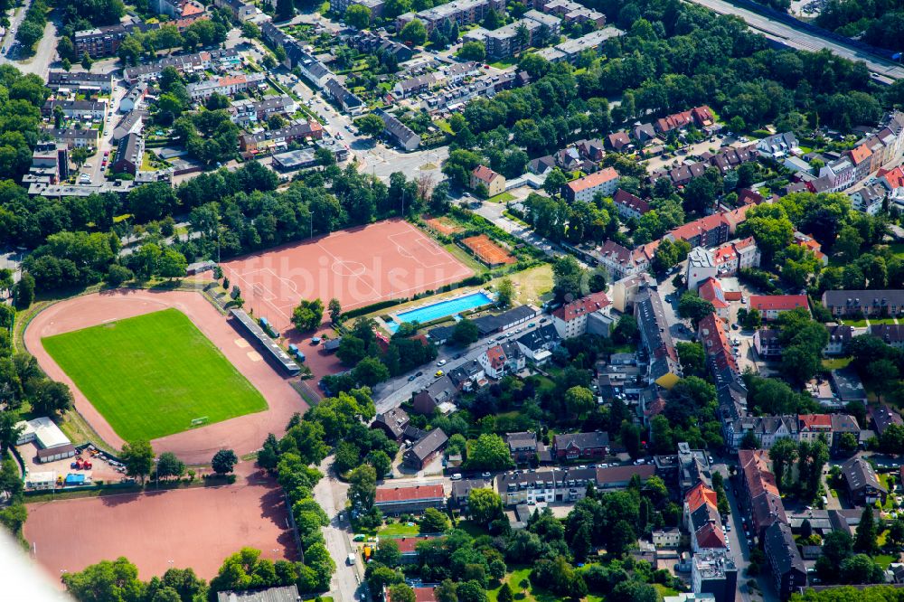 Luftbild Gelsenkirchen - Ensemble der Sportplatzanlagen Jahnstadion - Jahnbad in Gelsenkirchen im Bundesland Nordrhein-Westfalen, Deutschland