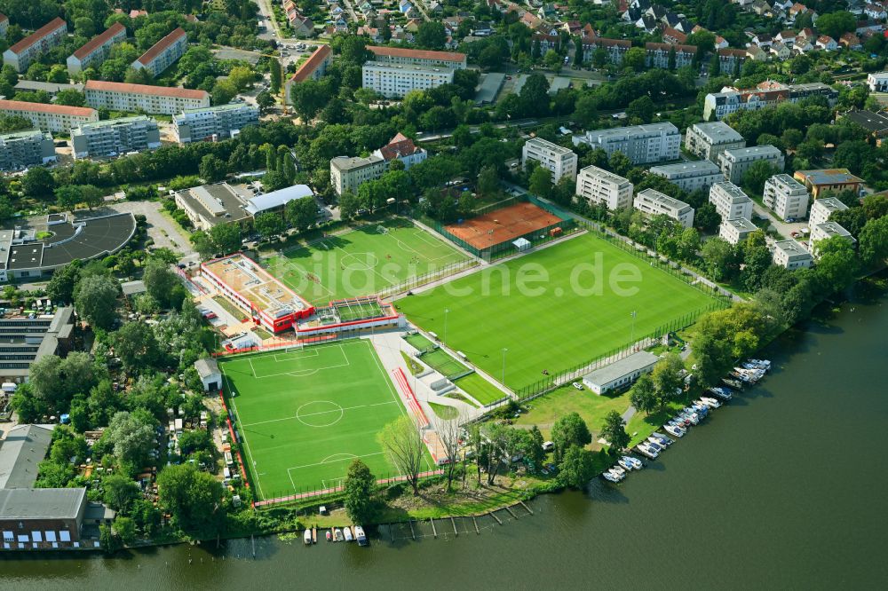 Luftaufnahme Berlin - Ensemble der Sportplatzanlagen am Käthe-Tucholla-Stadion des SSV Köpenick-Oberspree e.V. im Ortsteil Schöneweide in Berlin, Deutschland