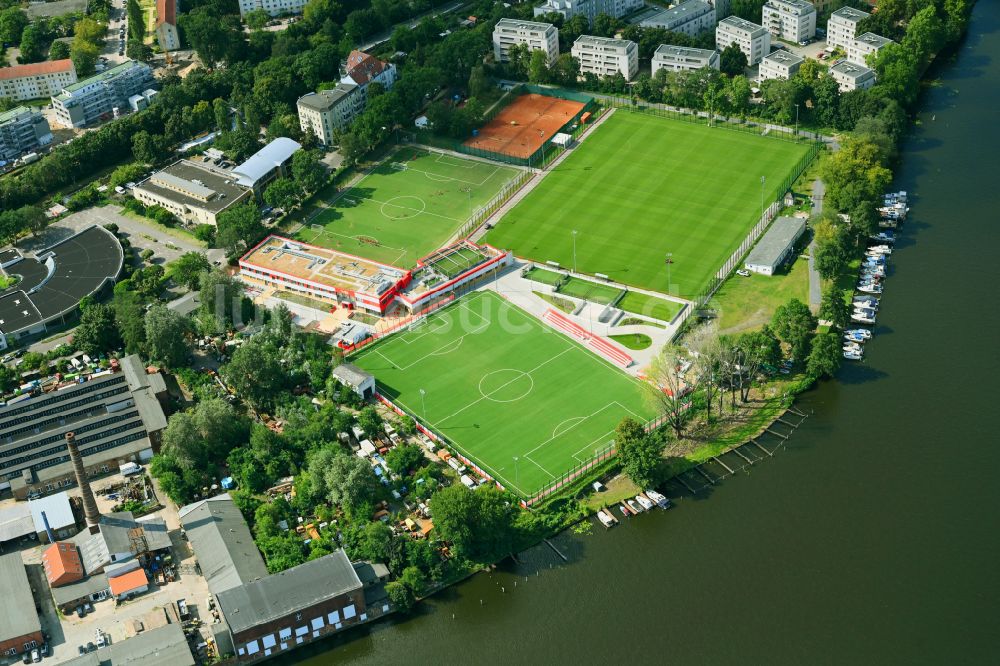 Berlin von oben - Ensemble der Sportplatzanlagen am Käthe-Tucholla-Stadion des SSV Köpenick-Oberspree e.V. im Ortsteil Schöneweide in Berlin, Deutschland