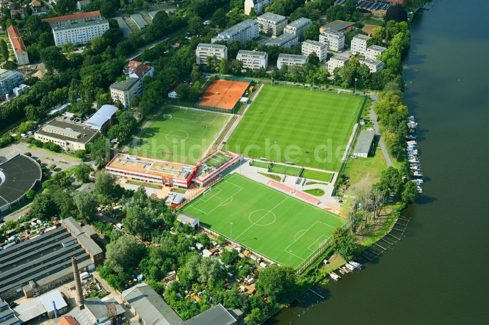 Berlin aus der Vogelperspektive: Ensemble der Sportplatzanlagen am Käthe-Tucholla-Stadion des SSV Köpenick-Oberspree e.V. im Ortsteil Schöneweide in Berlin, Deutschland