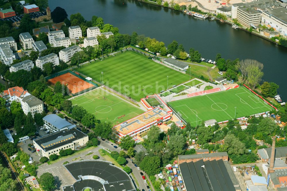 Luftaufnahme Berlin - Ensemble der Sportplatzanlagen am Käthe-Tucholla-Stadion des SSV Köpenick-Oberspree e.V. im Ortsteil Schöneweide in Berlin, Deutschland