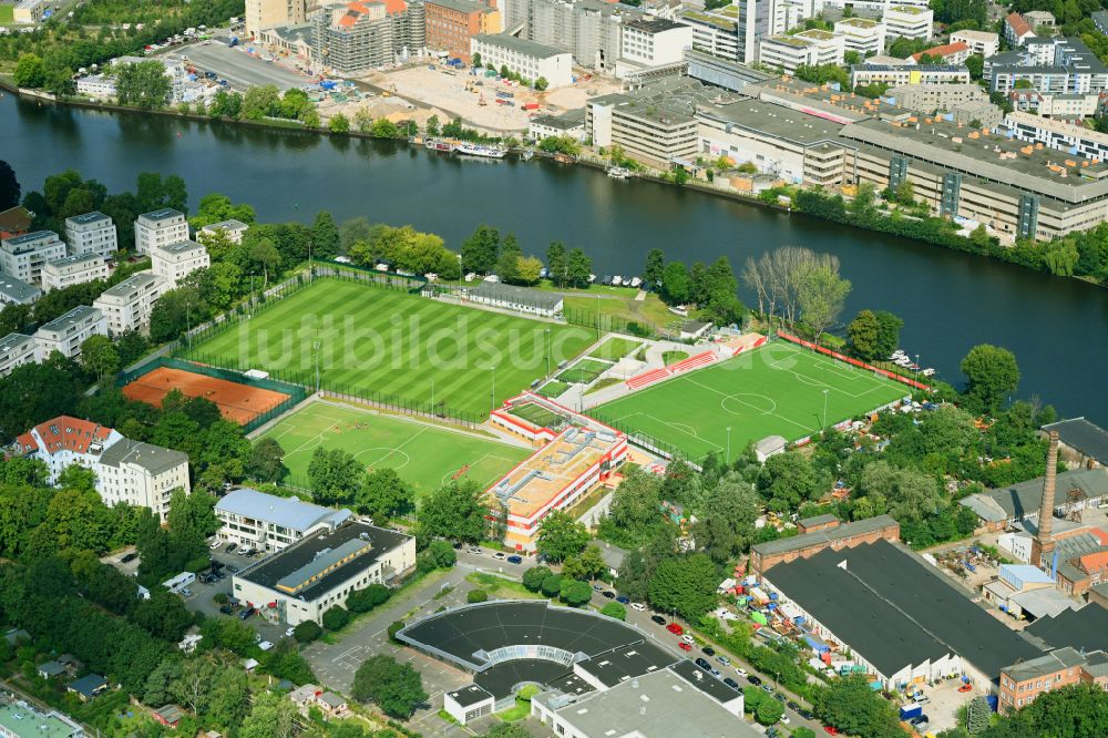 Berlin aus der Vogelperspektive: Ensemble der Sportplatzanlagen am Käthe-Tucholla-Stadion des SSV Köpenick-Oberspree e.V. im Ortsteil Schöneweide in Berlin, Deutschland