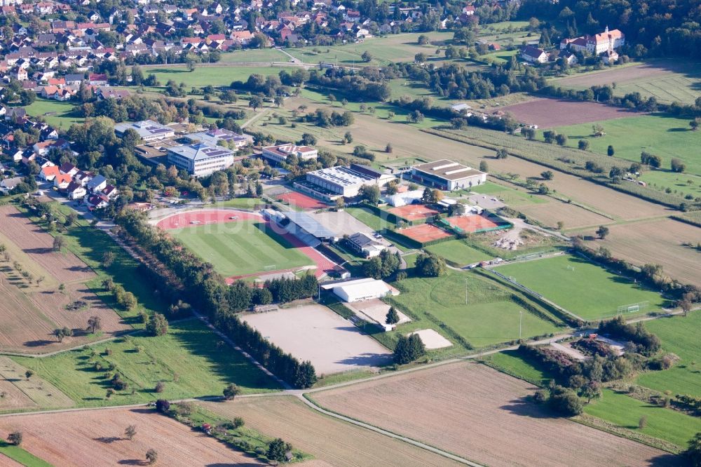 Karlsbad von oben - Ensemble der Sportplatzanlagen des TC Langensteinbach und des Gymnasium Karlsbad im Ortsteil Langensteinbach in Karlsbad im Bundesland Baden-Württemberg, Deutschland