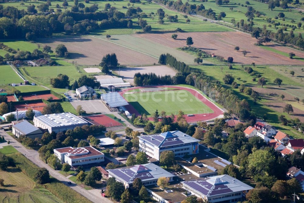 Karlsbad aus der Vogelperspektive: Ensemble der Sportplatzanlagen des TC Langensteinbach und des Gymnasium Karlsbad im Ortsteil Langensteinbach in Karlsbad im Bundesland Baden-Württemberg, Deutschland